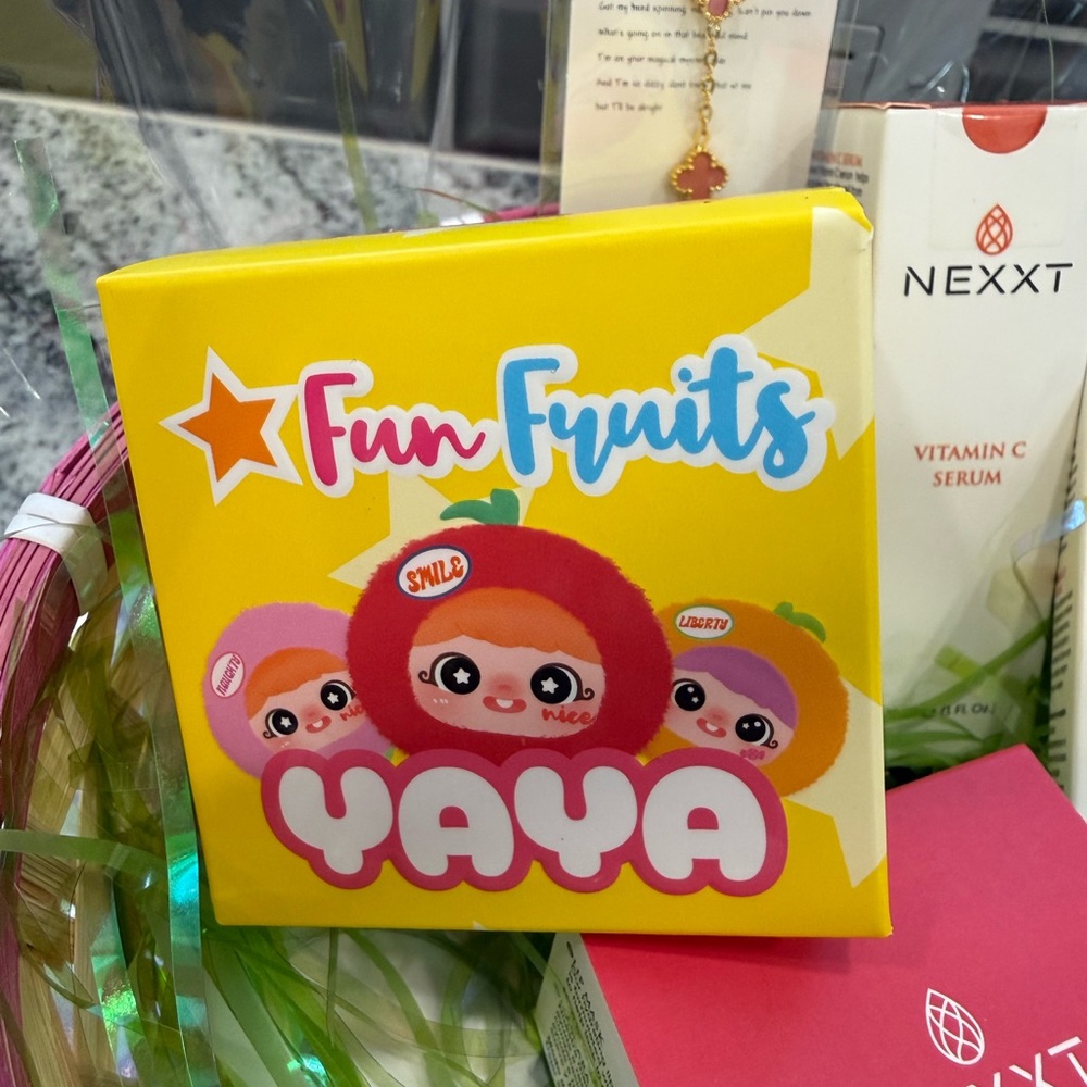 $189 Retail Gift Basket - Picture 7 of 10